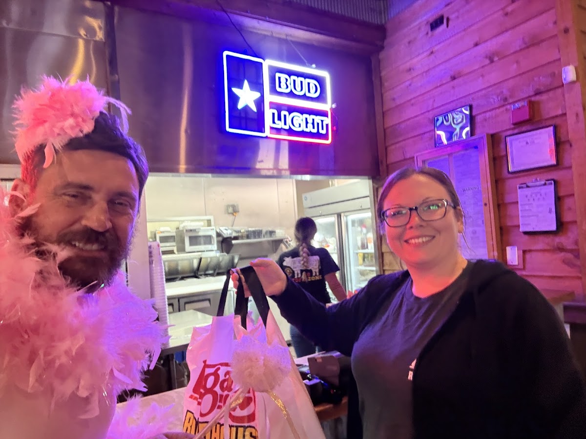The Bearded Ballerina entertaining guests at Logan's Roadhouse in Dallas TX — Dallas TX surprise entertainment
